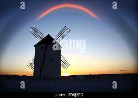 Windmühlen. Consuegra. Spanien eine wichtige Stadt in der Gegend von La Mancha in der Provinz Toledo, und römischer Herkunft. Am Fuße des Cerro Calderi gelegen Stockfoto
