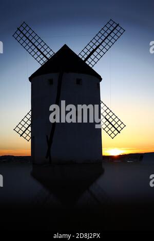 Windmühlen. Consuegra. Spanien eine wichtige Stadt in der Gegend von La Mancha in der Provinz Toledo, und römischer Herkunft. Am Fuße des Cerro Calderi gelegen Stockfoto