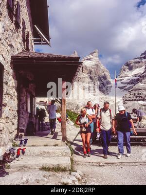 Italien. Trekking, Bergsteigen auf dem Bocchette Alte Weg mit Blick auf den Bocce del Tuckett Pass 2640m, wie es im Jahr 2004 war, von der Francis Fox Tuckett Hütte Hütte Hütte in der Brenta Dolomitengebirge in Norditalien in der Provinz Trient und der Region bekannt als Südtirol, Südtirol. Stockfoto