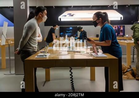 Besucher des Apple Stores im Meatpacking District von New York am Freitag, 23. Oktober 2020, dem Tag, an dem das neue iPhone 12 in den Handel kommt. (© Richard B. Levine) Stockfoto