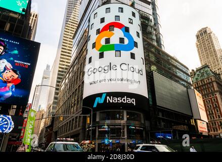 Werbung für Google Cloud-Dienste auf dem riesigen Nasdaq-Video-Bildschirm am Times Square in New York am Samstag, 24 2020. Oktober (© Richard B. Levine) Stockfoto