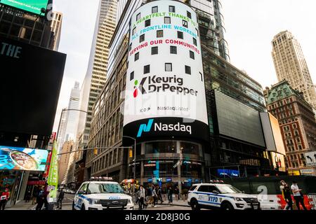 Werbung für KeurigDrPepper auf dem riesigen Nasdaq-Bildschirm am Samstag, den 24 2020. Oktober auf dem New Yorker Times Square (© Richard B. Levine) Stockfoto