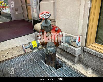 Verbindungen für eine Sammlung von Standrohren in Chelsea in New York am Donnerstag, 22. Oktober 2020. Eine Standleitung ist eine Trockenleitung, an die die Feuerwehr angeschlossen wird, um Wasser in die oberen oder in diesem Fall unterirdischen Stockwerke zu liefern. (© Frances M. Roberts) Stockfoto
