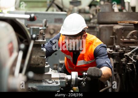 Ingenieure, die eine cnc-Maschine im Werk bedienen Stockfoto