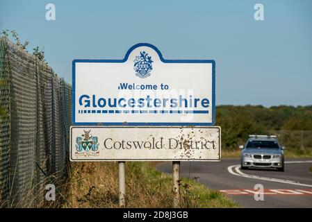 Kemble, Gloucestershire, England, Großbritannien. 2020. Straßenschild für die Grafschaft Grenze von Gloucestershire im Cotswold Bezirk. Beliebtes Touristengebiet. Stockfoto