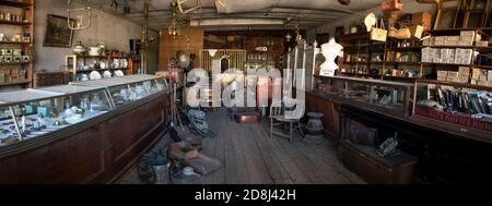 Historische Kleidung Merchandise Store Pionierstadt. National Historic Landmark District, historische Goldgräberstadt. Geisterstadt alt-West-Zeit. Stockfoto