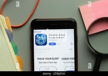 New York, USA - 26. Oktober 2020: JUKUSUI Schlaf-Tracker Alarm mobile App Logo auf Handy-Bildschirm Nahaufnahme, illustrative Editorial Stockfoto
