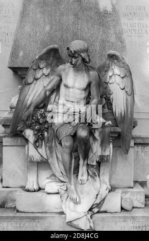 Graz, Österreich-20. Oktober 2020: Skulptur eines steinernen geflügelten Engels auf einem Grab auf dem zentralen Friedhof von Graz, Steiermark, Österreich Stockfoto
