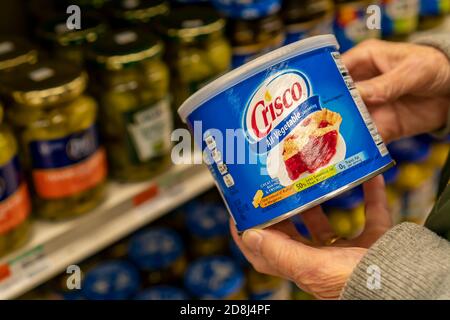 Am Dienstag, den 27. Oktober 2020, entscheidet sich ein Einkäufer für eine Dose Crisco-Gemüse-Kürzung in einem Supermarkt in New York. J.M. Smucker Co., der Eigentümer von Crisco, verkauft die legendäre Verkürzungsmarke an B&G Foods Inc, Eigentümer von über 50 Marken, darunter Green Giant und Cream of Wheat, in einem All-Cash-Deal mit einem Wert von 550 Millionen US-Dollar. (© Richard B. Levine) Stockfoto