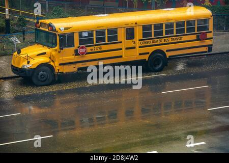 Der Schulbus parkte an einem nassen Donnerstag, dem 29. Oktober 2020, vor PS33 in Chelsea in New York. (© Richard B. Levine) Stockfoto