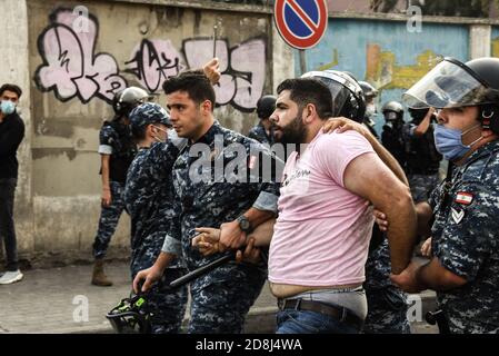 Beirut, Libanon, 30. Oktober 2020. Ein Mann wird verhaftet, als eine kleine Gruppe von Menschen aus Tripolis und Beirut mit libanesischen Sicherheitskräften des Innern zusammenprallte, während die panislamische Gruppe Hizb Ut Tahrir versuchte, vor der französischen Botschaft zu marschieren, um gegen die antiislamische Haltung des Präsidenten Emmanuel Macron zu protestieren. Emotionen liefen hoch, als es fühlte, dass der Prophet Mohammed während seines Geburtstags missachtet wird. Kredit: Elizabeth Fitt/Alamy Live Nachrichten Stockfoto