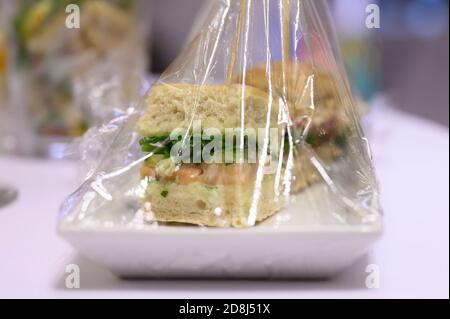 Dresden, Deutschland. Oktober 2020. Mit Folie bedecktes Essen liegt auf einem Teller bei einer Zeremonie für den letzten Lehrgang bei der Sächsischen Wachpolizei in der Staatskanzlei. Quelle: Sebastian Kahnert/dpa-Zentralbild/dpa/Alamy Live News Stockfoto