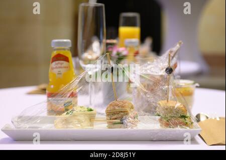 Dresden, Deutschland. Oktober 2020. Mit Folie bedecktes Essen liegt auf einem Teller bei einer Zeremonie für den letzten Lehrgang bei der Sächsischen Wachpolizei in der Staatskanzlei. Quelle: Sebastian Kahnert/dpa-Zentralbild/dpa/Alamy Live News Stockfoto