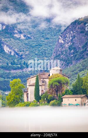 Suggestive Aussicht auf Toblino See in einem nebligen Tag, Trentino Stockfoto