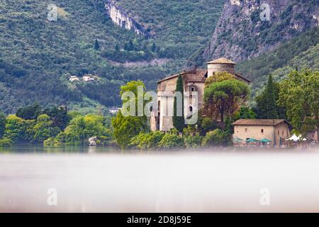 Suggestive Aussicht auf Toblino See in einem nebligen Tag, Trentino Stockfoto