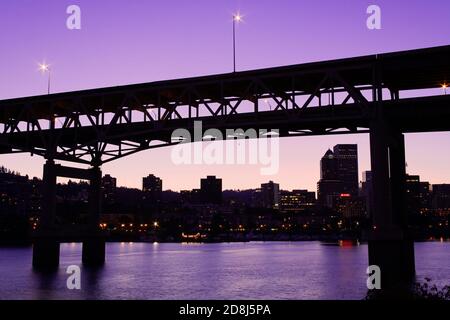 Marquam Bridge über den Willamette River in Portland, Oregon, USA Stockfoto