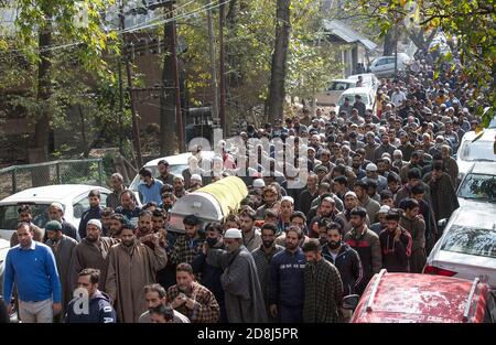 (201030) -- SRINAGAR, 30. Oktober 2020 (Xinhua) -- die Menschen tragen den Körper eines Jugendführers, der der Bharatiya Janata Party (BJP) angehört, während seiner Trauerprozession in Y.K. Pora Bereich von Qazigund in Kulgam Bezirk, etwa 74 km südlich von Srinagar Stadt, die Sommerhauptstadt des indischen kontrollierten Kaschmir, Oktober 30, 2020. Drei Aktivisten der Bharatiya Janata Party (BJP), darunter ein lokaler Jugendführer, wurden von Militanten im unruhig von Indien kontrollierten Kaschmir getötet, teilte die Polizei am Freitag mit. (Xinhua/Javed Dar) Stockfoto