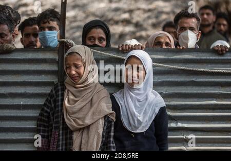 (201030) -- SRINAGAR, 30. Oktober 2020 (Xinhua) -- Menschen beobachten die Trauerprozession eines Aktivisten der Bharatiya Janata Party (BJP) in Y.K. Pora Bereich von Qazigund in Kulgam Bezirk, etwa 74 km südlich von Srinagar Stadt, die Sommerhauptstadt des indischen kontrollierten Kaschmir, Oktober 30, 2020. Drei Aktivisten der Bharatiya Janata Party (BJP), darunter ein lokaler Jugendführer, wurden von Militanten im unruhig von Indien kontrollierten Kaschmir getötet, teilte die Polizei am Freitag mit. (Xinhua/Javed Dar) Stockfoto