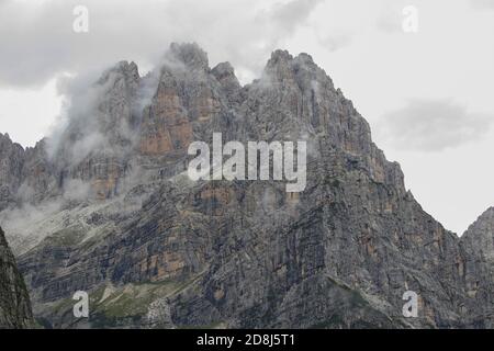 Dolomiten, Brenta. Schöner nebliger Tag im kalten Sommertag in Moveno, Italien Stockfoto