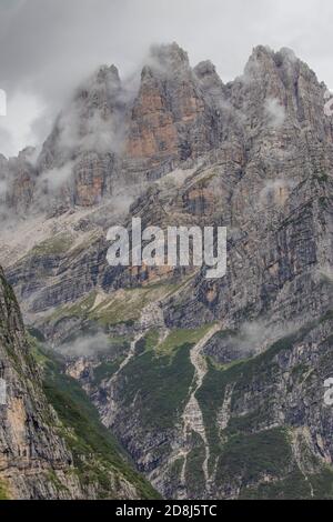 Dolomiten, Brenta. Schöner nebliger Tag im kalten Sommertag in Moveno, Italien Stockfoto