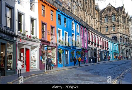 Edinburgh Stadtzentrum, Victoria Street, Schottland, Großbritannien. 30. Oktober 2020. Die wenigen Touristen dort finden, gibt es wenig offen, um sie im Zentrum der Stadt mit Pubs und Restaurants zu unterhalten, die immer noch wegen Covid-19 Einschränkungen geschlossen sind. Stockfoto