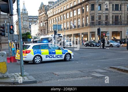 Edinburgh Stadtzentrum, Schottland, Großbritannien. 30. Oktober 2020.Polizeifahrzeug auf Notruf im Zentrum der Stadt mit Pubs und Restaurants noch geschlossen wegen Covid-19 Einschränkungen. Stockfoto