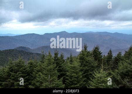 Ein Blick auf die Blue Ridge Mountains von North Carolina vom Gipfel des Mount Mitchell, dem höchsten Gipfel östlich des Mississippi River mit 6,684 Fuß Höhe. Stockfoto