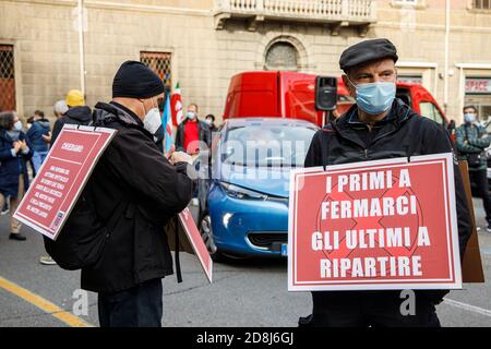 Bologna, Italien. Oktober 2020. Theaterarbeiter, Tänzer und Personen, die im Kultur- und Unterhaltungssektor arbeiten, nehmen am 30. Oktober 2020 in Bologna, Italien, an einem Protest gegen die neuen Sperrmaßnahmen für die Pandemie Covid-19 Teil. Kredit: Massimiliano Donati/Alamy Live Nachrichten Stockfoto