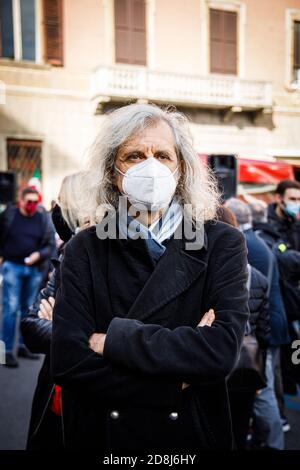 Bologna, Italien. Oktober 2020. Der Theaterschauspieler und Autor Alessandro Bergonzoni ist bei der Demonstration von AnimateurInnen in Bologna, Italien, am 30. Oktober 2020 zu sehen. Kredit: Massimiliano Donati/Alamy Live Nachrichten Stockfoto