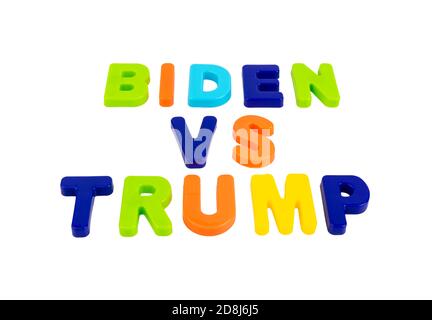 Wer wird der neue Präsident der Vereinigten Staaten? Trump oder Biden? Die Namen der Präsidentschaftskandidaten in Plastikbuchstaben auf einem weißen geschrieben Stockfoto