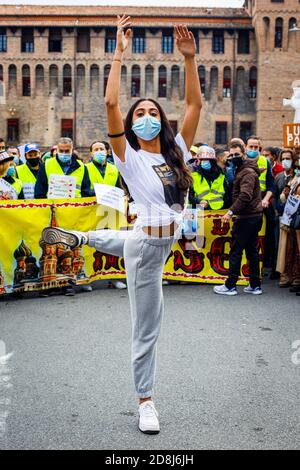 Bologna, Italien. Oktober 2020. Theaterarbeiter, Tänzer und Personen, die im Kultur- und Unterhaltungssektor arbeiten, nehmen am 30. Oktober 2020 in Bologna, Italien, an einem Protest gegen die neuen Sperrmaßnahmen für die Pandemie Covid-19 Teil. Kredit: Massimiliano Donati/Alamy Live Nachrichten Stockfoto
