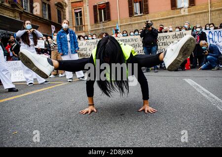 Bologna, Italien. Oktober 2020. Theaterarbeiter, Tänzer und Personen, die im Kultur- und Unterhaltungssektor arbeiten, nehmen am 30. Oktober 2020 in Bologna, Italien, an einem Protest gegen die neuen Sperrmaßnahmen für die Pandemie Covid-19 Teil. Kredit: Massimiliano Donati/Alamy Live Nachrichten Stockfoto