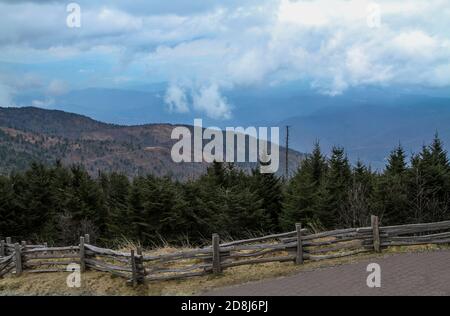 Ein Blick auf North Carolina's Blue Ridge Mountains mit einem Split-Rail Zaun vom Gipfel des Mount Mitchell, Höhe 6,684 Meter. Stockfoto