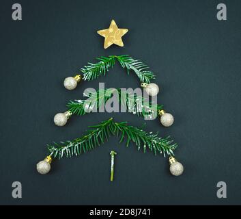 Weihnachtsbaum mit Kiefernästen auf schwarzem Hintergrund. Stockfoto