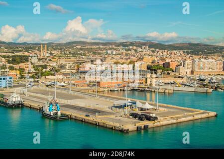 Blick auf Civitavecchia, Roms Kreuzfahrt- und Fährhafen. Stadt im Hintergrund, Sonnentag, Blick vom Meer Stockfoto