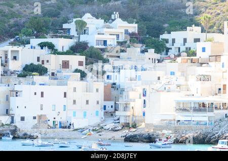 Insel Levanzo, Sizilien, Italien, juli 2020. Diese kleine Küstenstadt auf den Egadi-Inseln ist wunderbar mit ihren weißen Häusern und blauen Fenstern Stockfoto