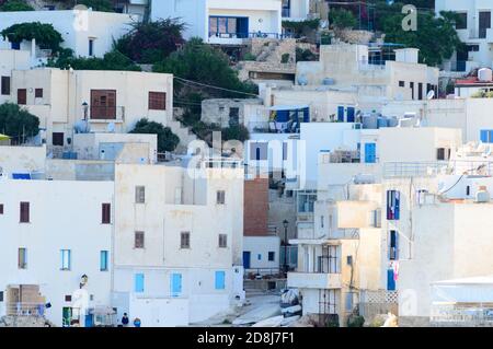 Insel Levanzo, Sizilien, Italien, juli 2020. Diese kleine Küstenstadt auf den Egadi-Inseln ist wunderbar mit ihren weißen Häusern und blauen Fenstern Stockfoto