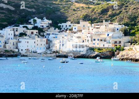 Insel Levanzo, Sizilien, Italien, juli 2020. Diese kleine Küstenstadt auf den Egadi-Inseln ist wunderbar mit ihren weißen Häusern und blauen Fenstern Stockfoto