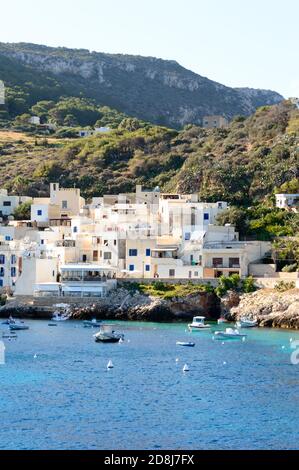 Insel Levanzo, Sizilien, Italien, juli 2020. Diese kleine Küstenstadt auf den Egadi-Inseln ist wunderbar mit ihren weißen Häusern und blauen Fenstern Stockfoto