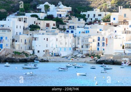 Insel Levanzo, Sizilien, Italien, juli 2020. Diese kleine Küstenstadt auf den Egadi-Inseln ist wunderbar mit ihren weißen Häusern und blauen Fenstern Stockfoto