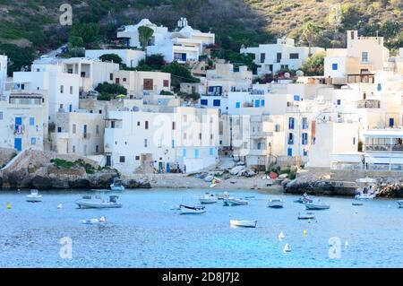 Insel Levanzo, Sizilien, Italien, juli 2020. Diese kleine Küstenstadt auf den Egadi-Inseln ist wunderbar mit ihren weißen Häusern und blauen Fenstern Stockfoto