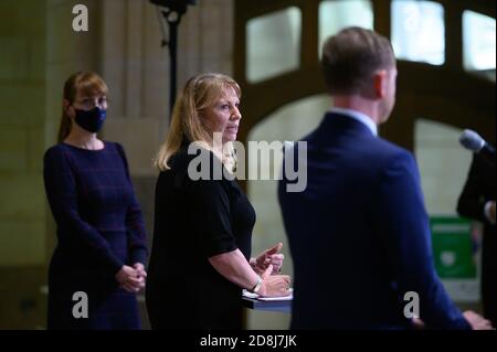 Dresden, Deutschland. Oktober 2020. Katja Meier (Bündnis90/die Grünen, l-r), sächsische Justizministerin, Petra Köpping (SPD), sächsische Sozialministerin, Und der sächsische Ministerpräsident Michael Kretschmer (CDU) wird nach den Beratungen des sächsischen Kabinetts über die Eindämmung der Koronapandemie an einer Pressekonferenz im Bundeskanzleramt teilnehmen. Bundes- und Landesregierungen haben eine teilweise Sperrung ab kommenden Montag beschlossen. Quelle: Sebastian Kahnert/dpa-Zentralbild/dpa/Alamy Live News Stockfoto