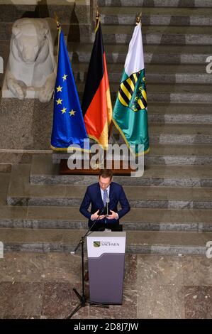 Dresden, Deutschland. Oktober 2020. Der sächsische Ministerpräsident Michael Kretschmer (CDU) spricht bei einer Pressekonferenz im Bundeskanzleramt, nachdem das sächsische Kabinett die Eindämmung der Coronapandemie diskutiert hat. Bundes- und Landesregierungen haben eine teilweise Sperrung ab kommenden Montag beschlossen. Quelle: Sebastian Kahnert/dpa-Zentralbild/dpa/Alamy Live News Stockfoto