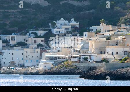 Insel Levanzo, Sizilien, Italien, juli 2020. Diese kleine Küstenstadt auf den Egadi-Inseln ist wunderbar mit ihren weißen Häusern und blauen Fenstern Stockfoto