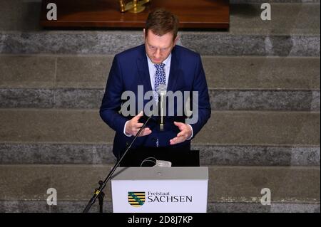 Dresden, Deutschland. Oktober 2020. Der sächsische Ministerpräsident Michael Kretschmer (CDU) spricht bei einer Pressekonferenz im Bundeskanzleramt, nachdem das sächsische Kabinett die Eindämmung der Coronapandemie diskutiert hat. Bundes- und Landesregierungen haben eine teilweise Sperrung ab kommenden Montag beschlossen. Quelle: Sebastian Kahnert/dpa-Zentralbild/dpa/Alamy Live News Stockfoto