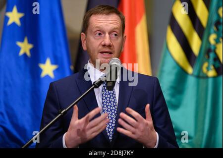 Dresden, Deutschland. Oktober 2020. Der sächsische Ministerpräsident Michael Kretschmer (CDU) spricht bei einer Pressekonferenz im Bundeskanzleramt, nachdem das sächsische Kabinett die Eindämmung der Coronapandemie diskutiert hat. Bundes- und Landesregierungen haben eine teilweise Sperrung ab kommenden Montag beschlossen. Quelle: Sebastian Kahnert/dpa-Zentralbild/dpa/Alamy Live News Stockfoto