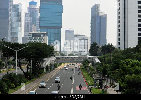 Jakarta / Indonesien - 23. September 2020. Jakarta Stadtlandschaft rund um Jalan Sudirman mit hoch aufragenden Bürogebäuden und Wohnungen Stockfoto
