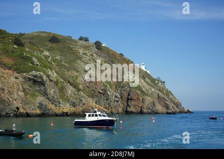 Start vor Anker am Robert Leuchtturm, in der Nähe von La Maseline Jetty, Sark, Channel Islands Stockfoto