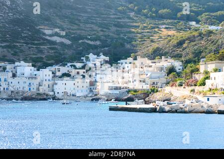 Insel Levanzo, Sizilien, Italien, juli 2020. Diese kleine Küstenstadt auf den Egadi-Inseln ist wunderbar mit ihren weißen Häusern und blauen Fenstern Stockfoto