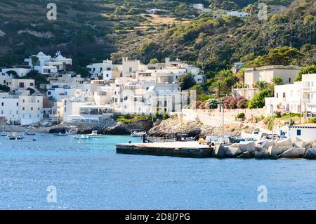 Insel Levanzo, Sizilien, Italien, juli 2020. Diese kleine Küstenstadt auf den Egadi-Inseln ist wunderbar mit ihren weißen Häusern und blauen Fenstern Stockfoto